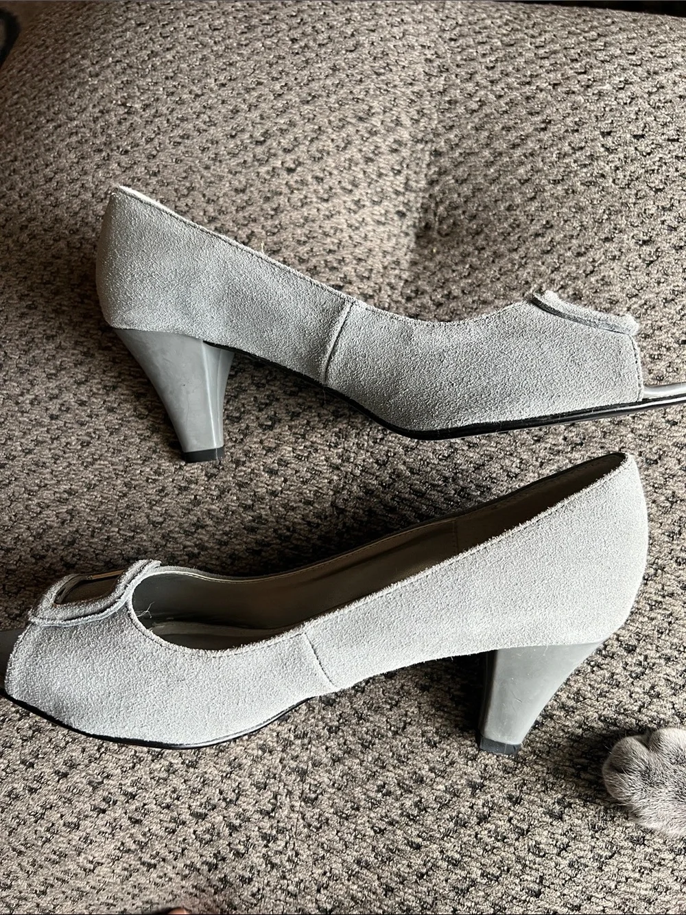 Dressbarn Silver Gray Suede Peep-Toe Pumps with Buckle Sz 8